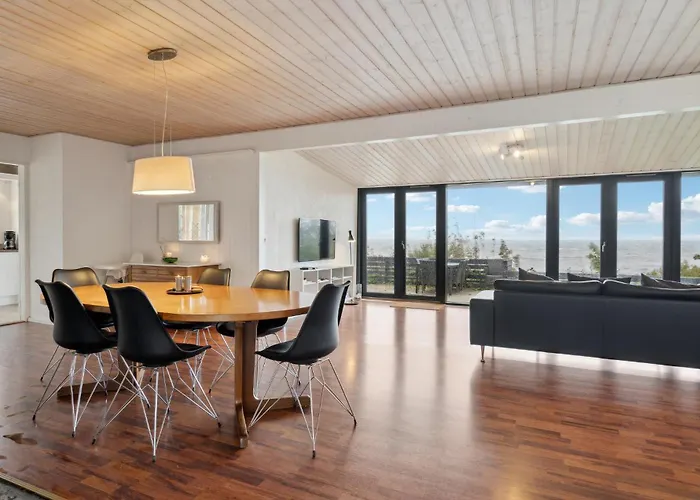 Four-bedroom In Hébergement de vacances Strøby Ladeplads