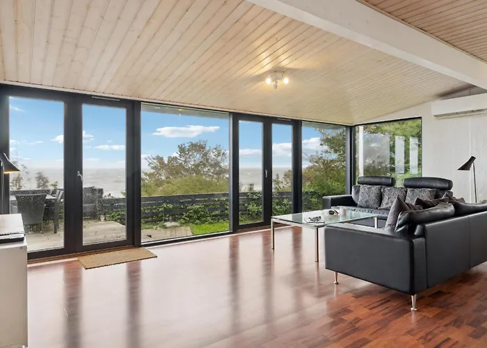 בית נופש Four-bedroom In
